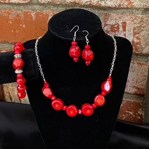 Women’s necklace, earrings & bracelet
